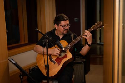 Praça do Artista, no Centur, apresenta show do guitarrista Gileno Foinquinos nesta quinta-feira (18)