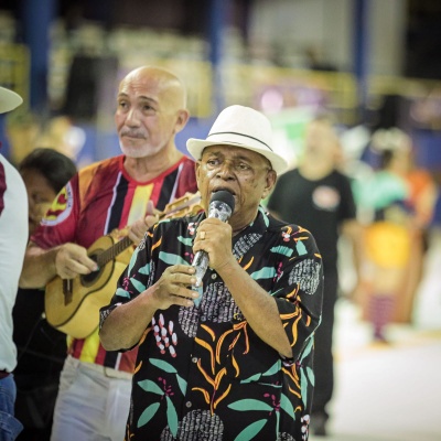 notícia: Teatro Margarida Schivasappa recebe o show “Théo Pérola Negra: Samba, histórias e tradições”, em comemoração aos 60 anos de carreira do sambista 