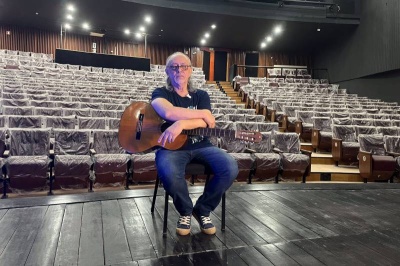 'Dança de Tudo' homenageia Nilson Chaves na reabertura do Teatro Margarida Schivasappa