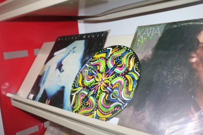 Aberta ao público, 'Arte no Vinil' reutiliza discos antigos e danificados em oficina no Centur