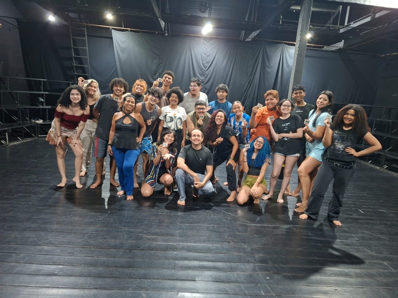 Curro Velho promove oficinas de iniciação teatral e danças com foco na integração comunitária