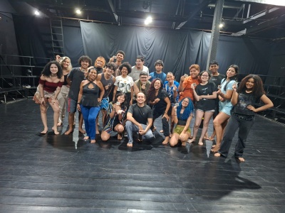 Curro Velho promove oficinas de iniciação teatral e danças com foco na integração comunitária